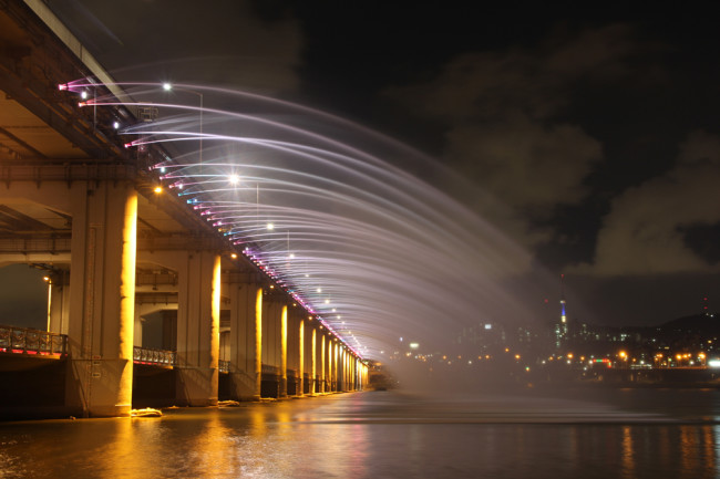 True Tuesday: Banpo Bridge Rainbow Fountain